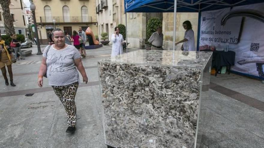 Tirar toallitas al WC cuesta un millón de euros al año en Elche