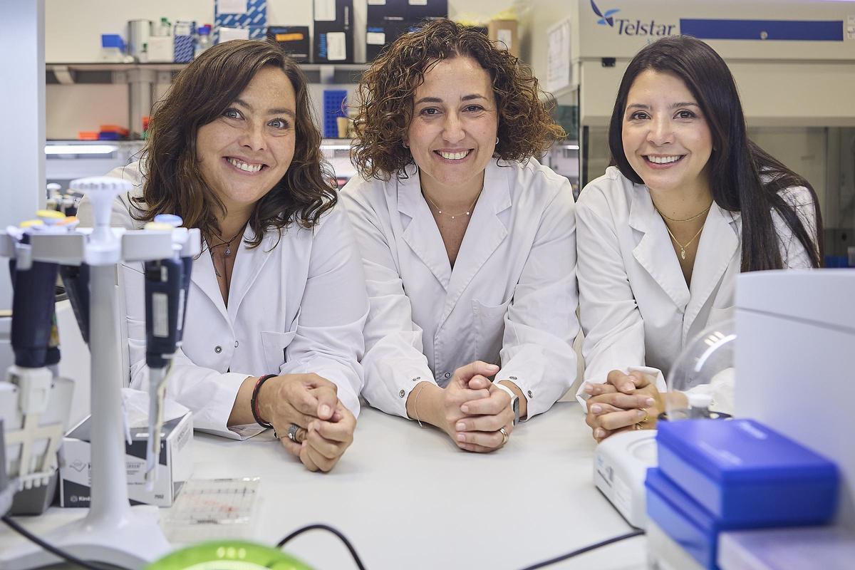 De izquierda a derecha, las investigadoras y médicas Ana Vivancos, Cristina Saura y Carolina Ortiz.