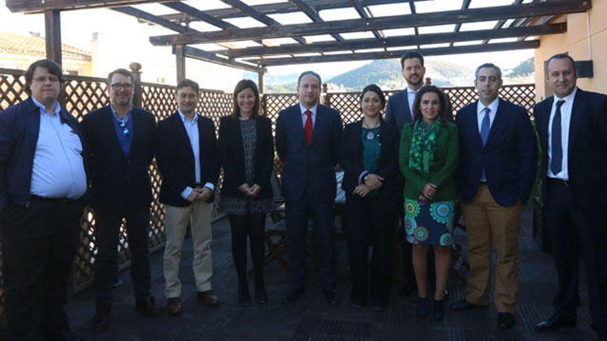 Foto de familia de los participantes en el foro.