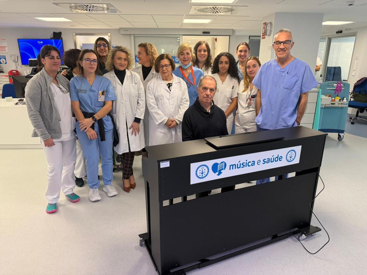 Personal de la UCI de Ourense, junto al pianista voluntario Luis Humberto Cao.