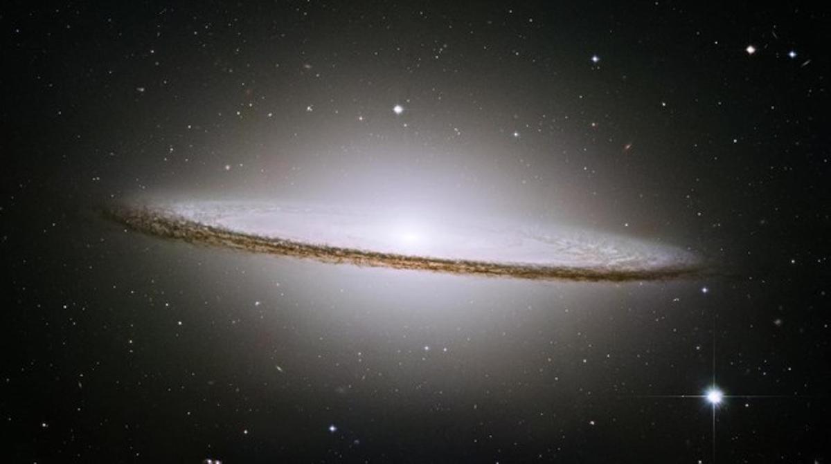 El Sombrero, descubierta en 1781, es una galaxia espiral de la constelación de Virgo. Se encuentra está a 28 millones de años luz. El Hubble la fotografió en el 2011.