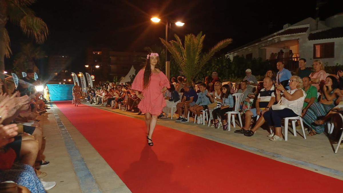 Decenas de modelos desfilaron anoche por la pasarela de 150 metros que ambientó la playa Morro de Gos.