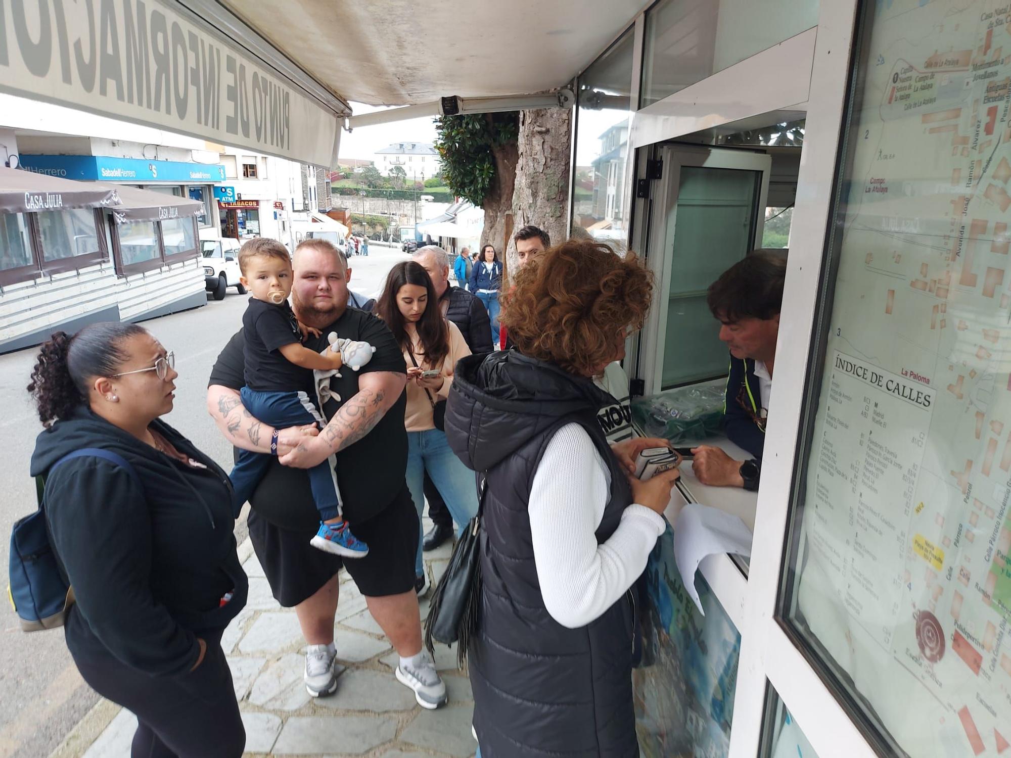 En imágenes: Colas en Puerto de Vega para conseguir una entrada para el partido de la Copa del Rey