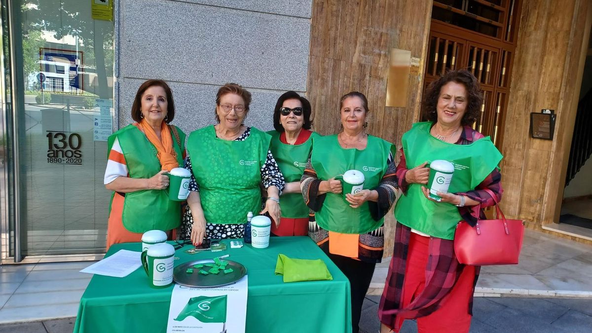 Voluntarias de la AECC en Badajoz, en una cuestación anterior.