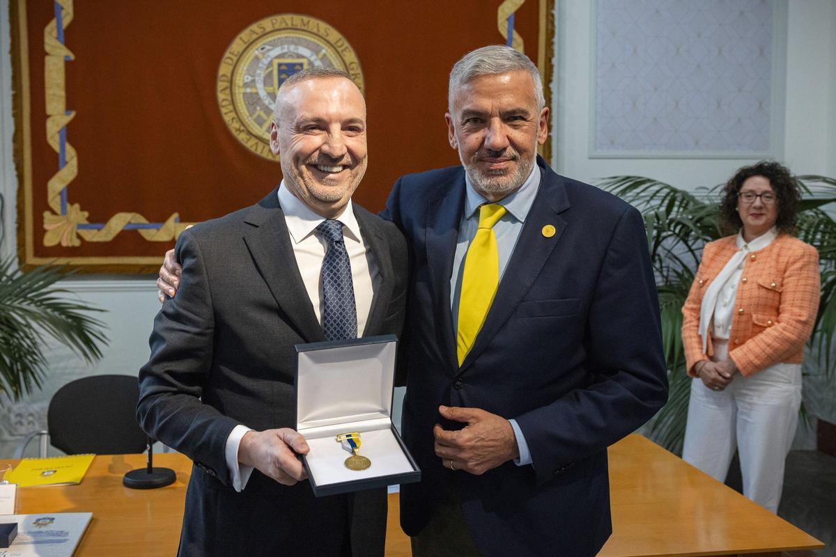 Ramírez y Serra con la Medalla.