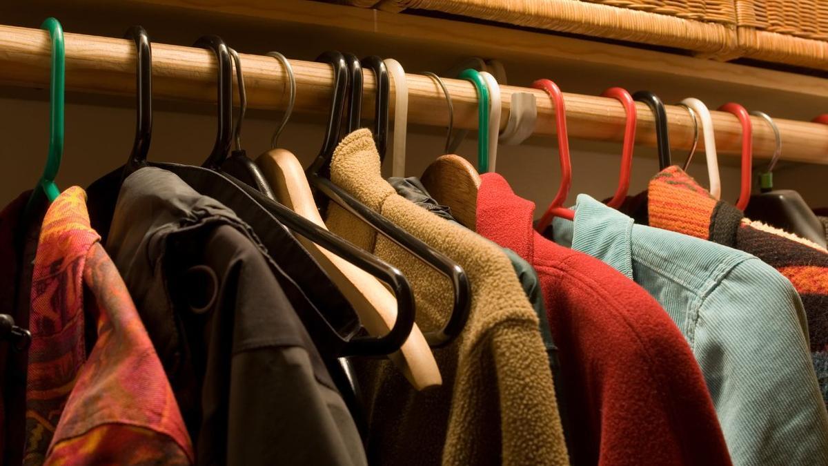 AMARIO EN EL RECIBIDOR | Adiós a colgar los abrigos: la solución japonesa para ganar más espacio en el armario