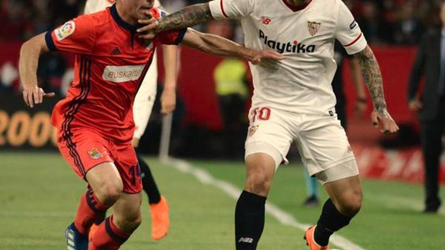 Banega junto a Odriozola en el Sevilla-Real Sociedad de la pasada campaña. / M.G.