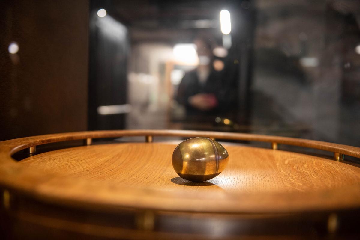 La muestra itinerante, organizada por la Fundación La Caixa, recorre la vida y obra del ingeniero serbio, figura clave en la historia de la ciencia gracias al desarrollo de inventos que marcaron el siglo XX.