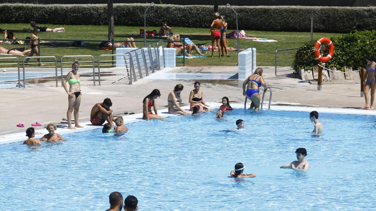 Los zaragozanos combaten en calor en las piscinas y en las fuentes
