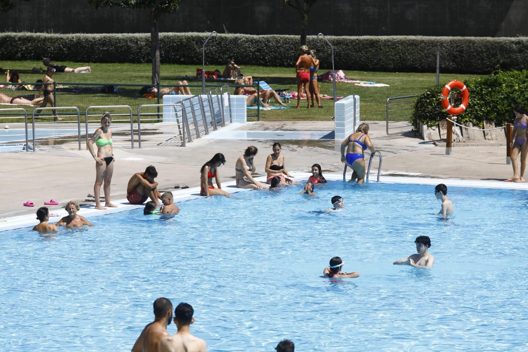 En imágenes I Los zaragozanos combaten en calor en las piscinas y en las fuentes