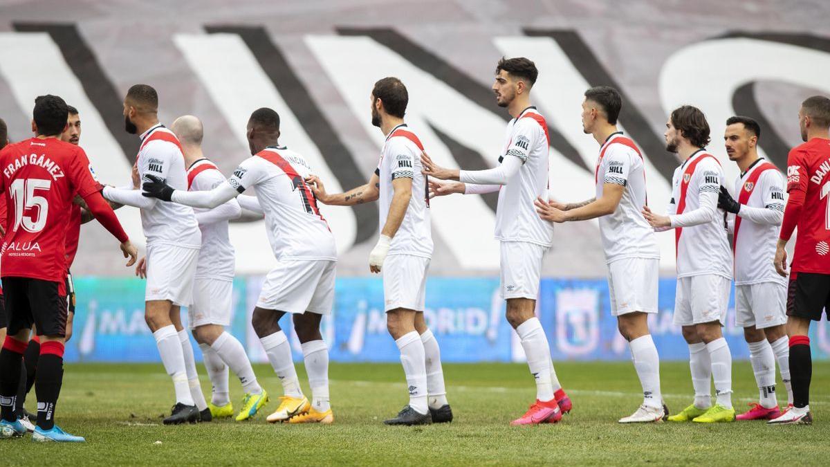 Jugadores del Rayo esperan una acción de estrategia frente al Mallorca.