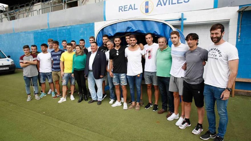 Los jugadores del Real Avilés, con el cuerpo técnico y directivos, ayer, en el Suárez Puerta.