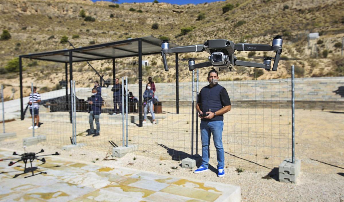 El campo de vuelo de San Vicente del Raspeig acoge cursos de piloto impartidos por la empresa Ase-Drones. | MANUEL R. SALA