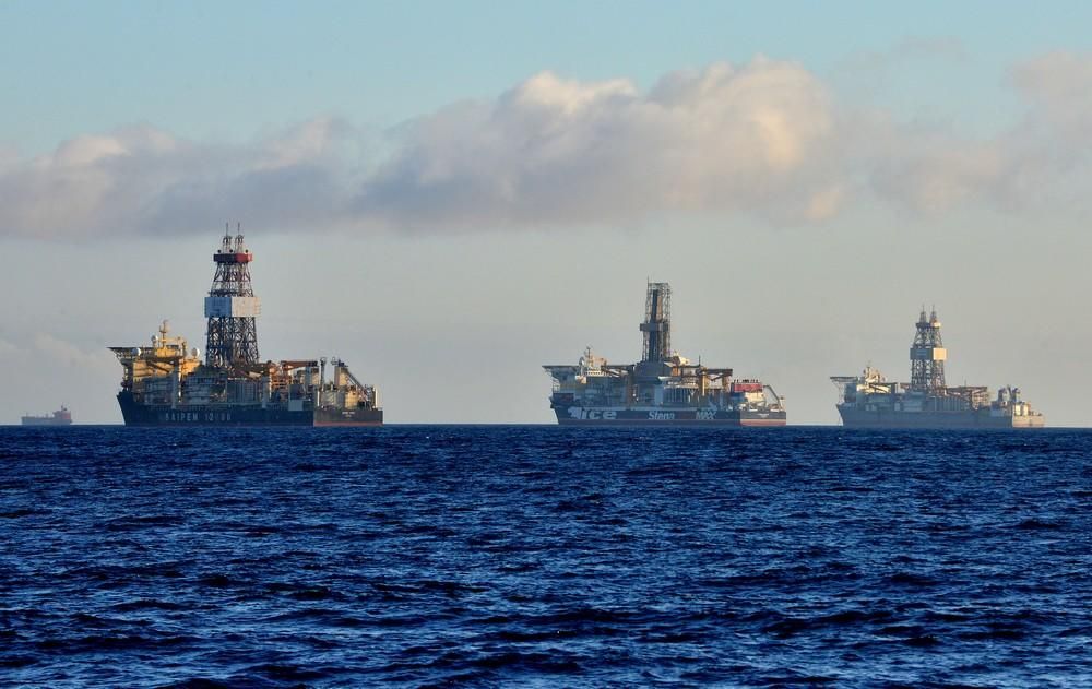 Erección del aerogenerador de Plocan en aguas de Telde