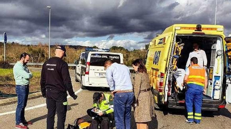 Efectivos de emergencias atendiendo ayer al ciclista herido. // GC