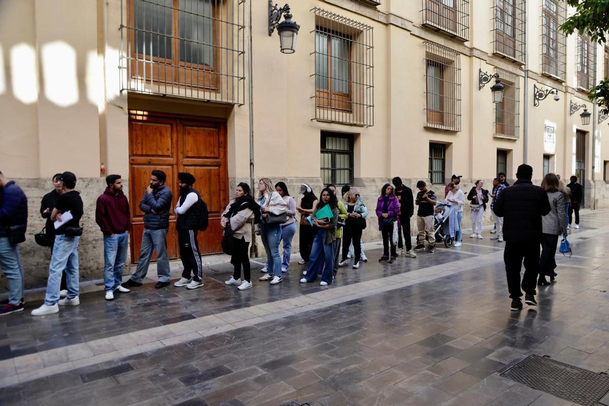 Esperando el turno a las puertas de las Oficinas Municipales