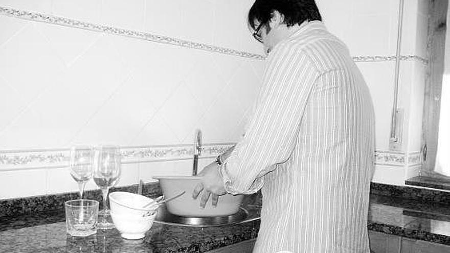 José Álvarez abre el grifo de la cocina de su casa para fregar los platos tras casi dos días sin agua.