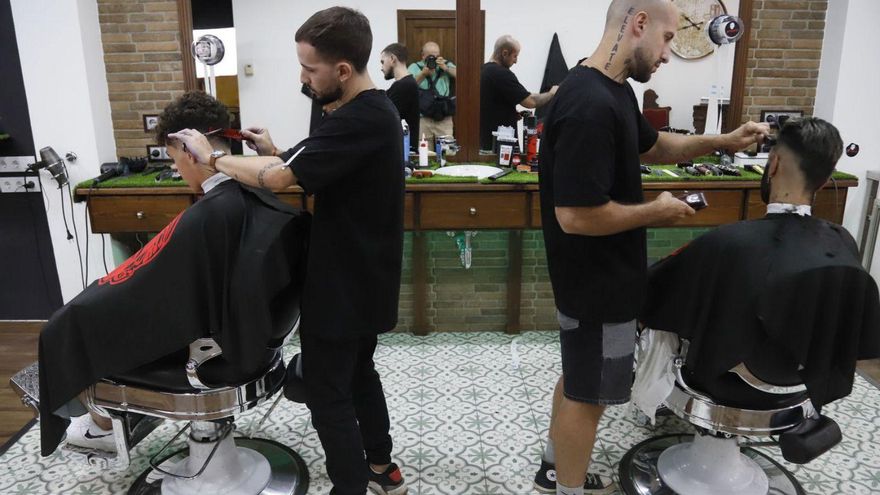 The Fire Barbers 8 Ángel Blanca, a la derecha, atiende a un cliente.