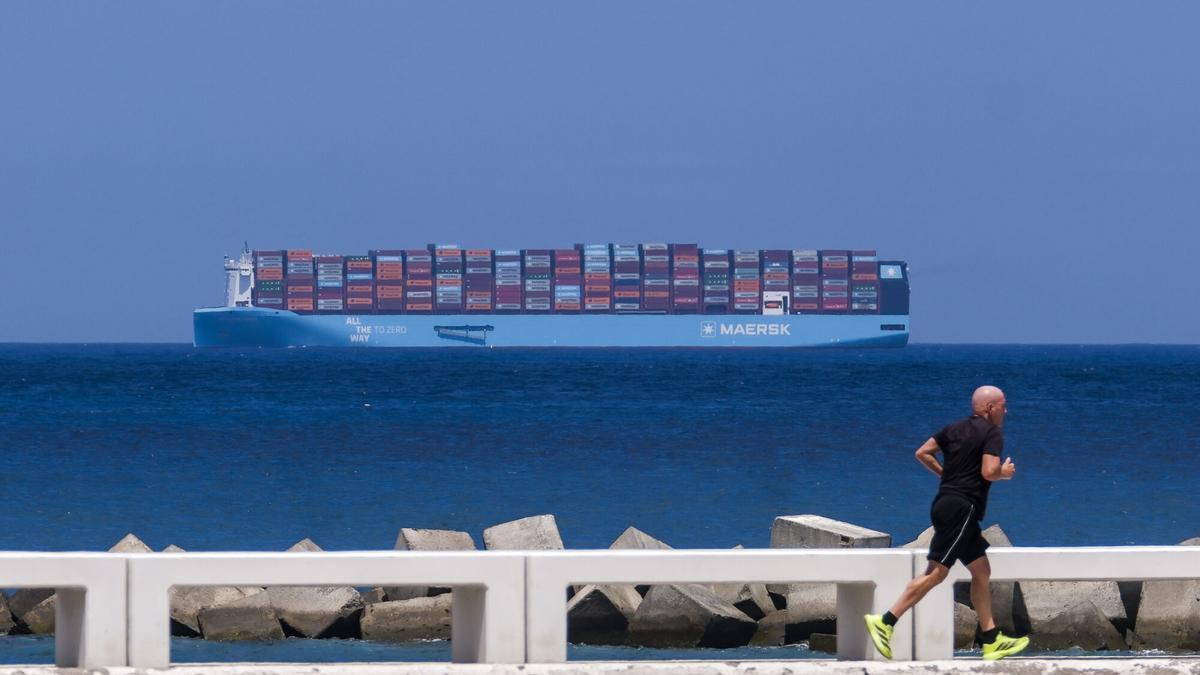 El ‘Barcelona’, uno de los portacontenedores más grandes del mundo que se mueven con metanol, se asoma al Puerto de Las Palmas