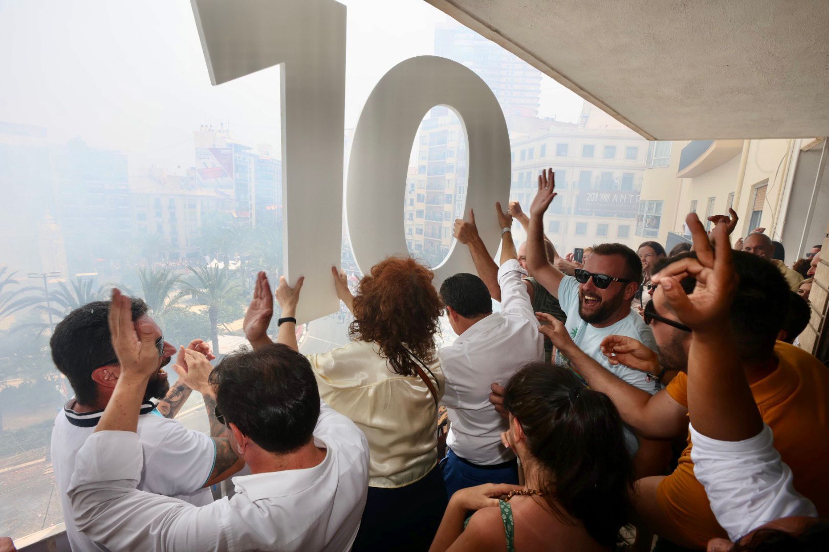 Así se vive una mascletá desde un balcón de Luceros