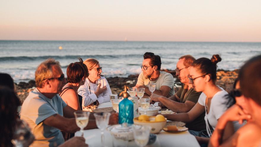 Cocineros de guisos y arroces marineros de Dénia rinden homenaje a los pescadores con una cena sorpresa