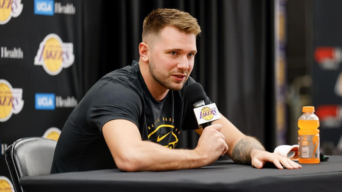 Luka Doncic, hablando con la prensa