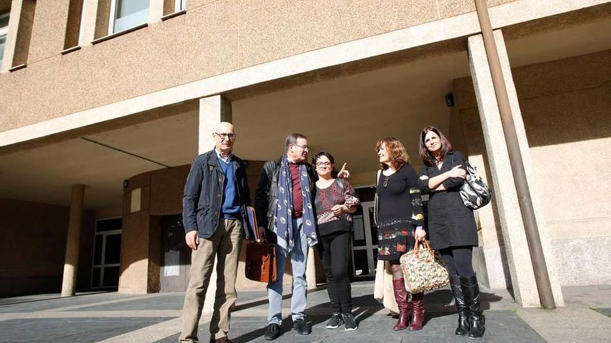 Por la izquierda, José Ángel Arbesú, José Ramón Riera, Begoña Martínez, Lidia Rodríguez y Ana Suárez, ayer, al finalizar su visita al centro de salud de Sabugo.