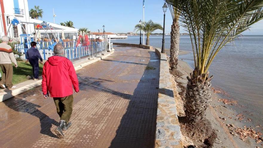 El agua llega hasta el muro del paseo de Los Alcázares tras la desaparición de la playa.