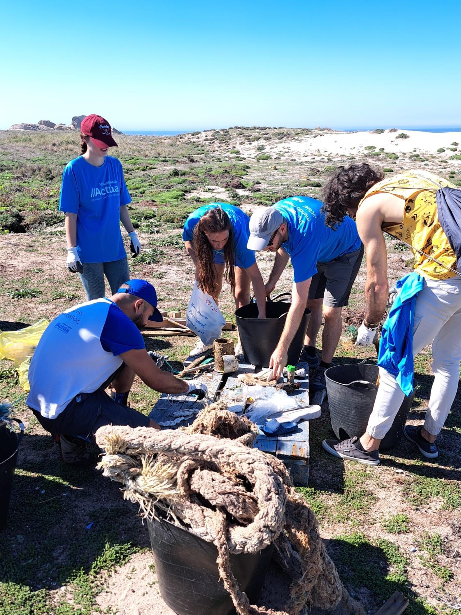 Nueva jornada de eliminación de basura marina en Sálvora, con el programa Plancton de Afundación.