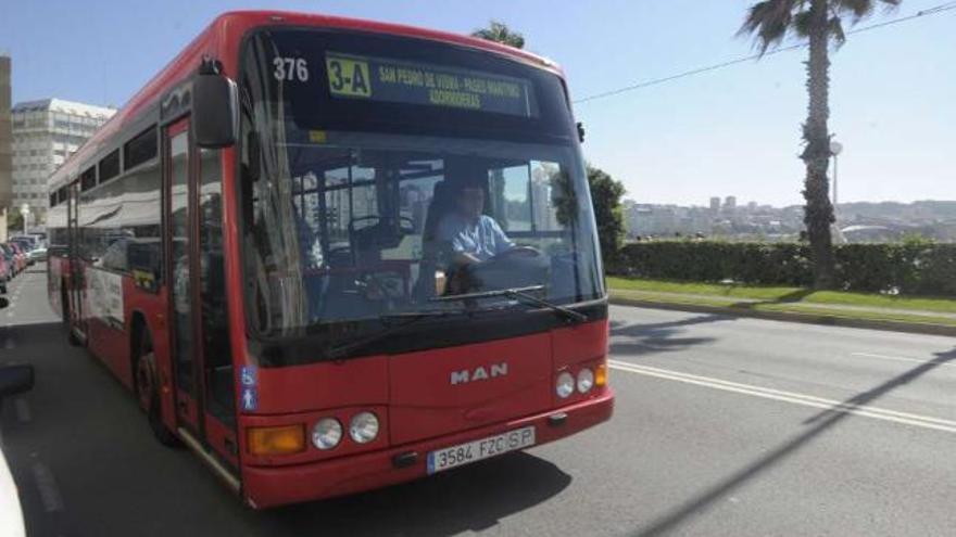 Uno de los autobuses urbanos de la línea 3-A, en el paseo marítimo. / víctor echave