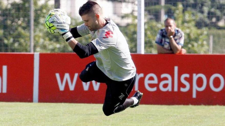 Iván Cuéllar realiza una parada en el entrenamiento de ayer.