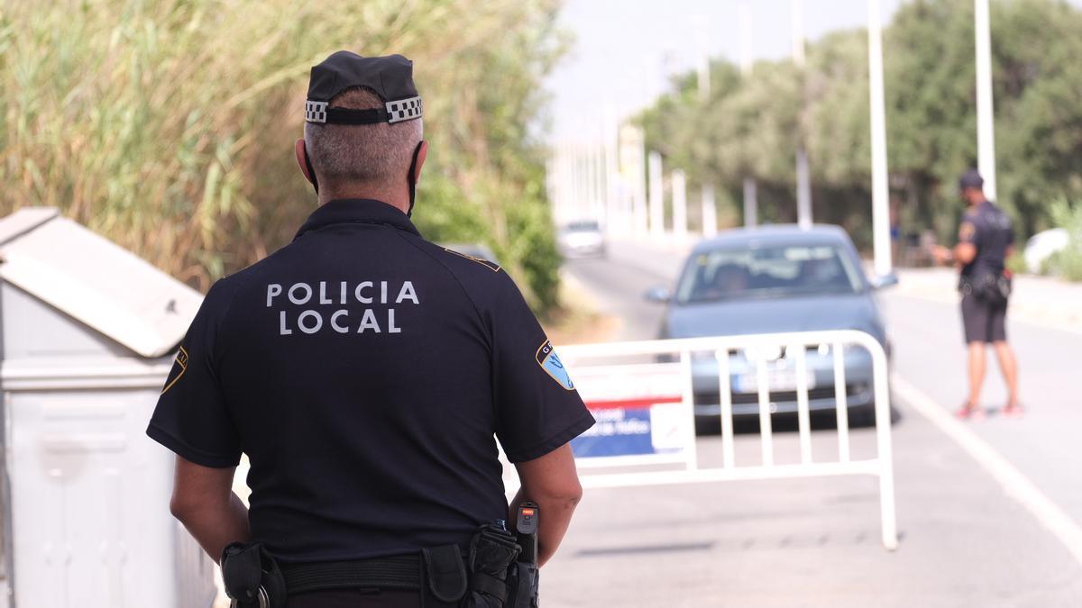 Los agentes de la Policía Local de Elche cambiaron la dirección cuando observaron a dos menores andando solos por el arcén de la carretera