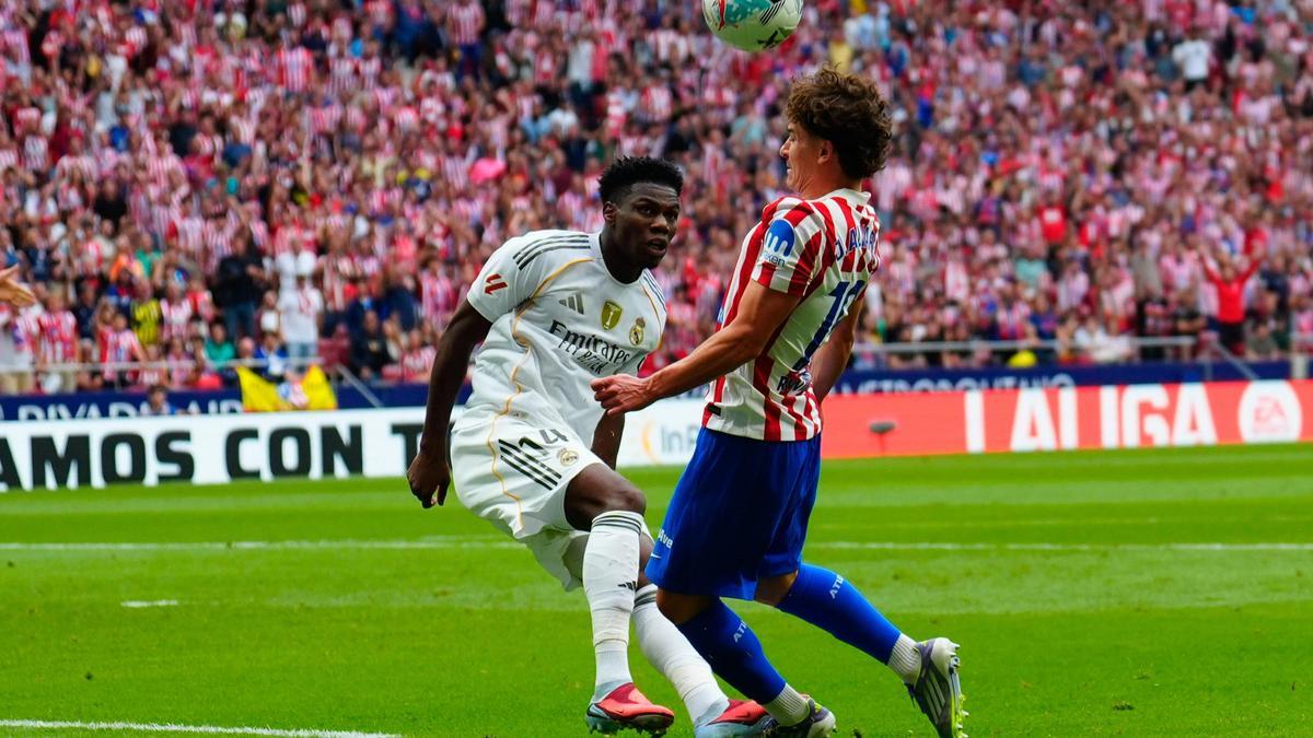 Aurelien Tchouaméni disputa un balón con Julián Álvarez en el pasado Atlético-Real Madrid de Liga.