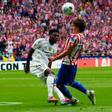 Aurelien Tchouaméni disputa un balón con Julián Álvarez en el pasado Atlético-Real Madrid de Liga.