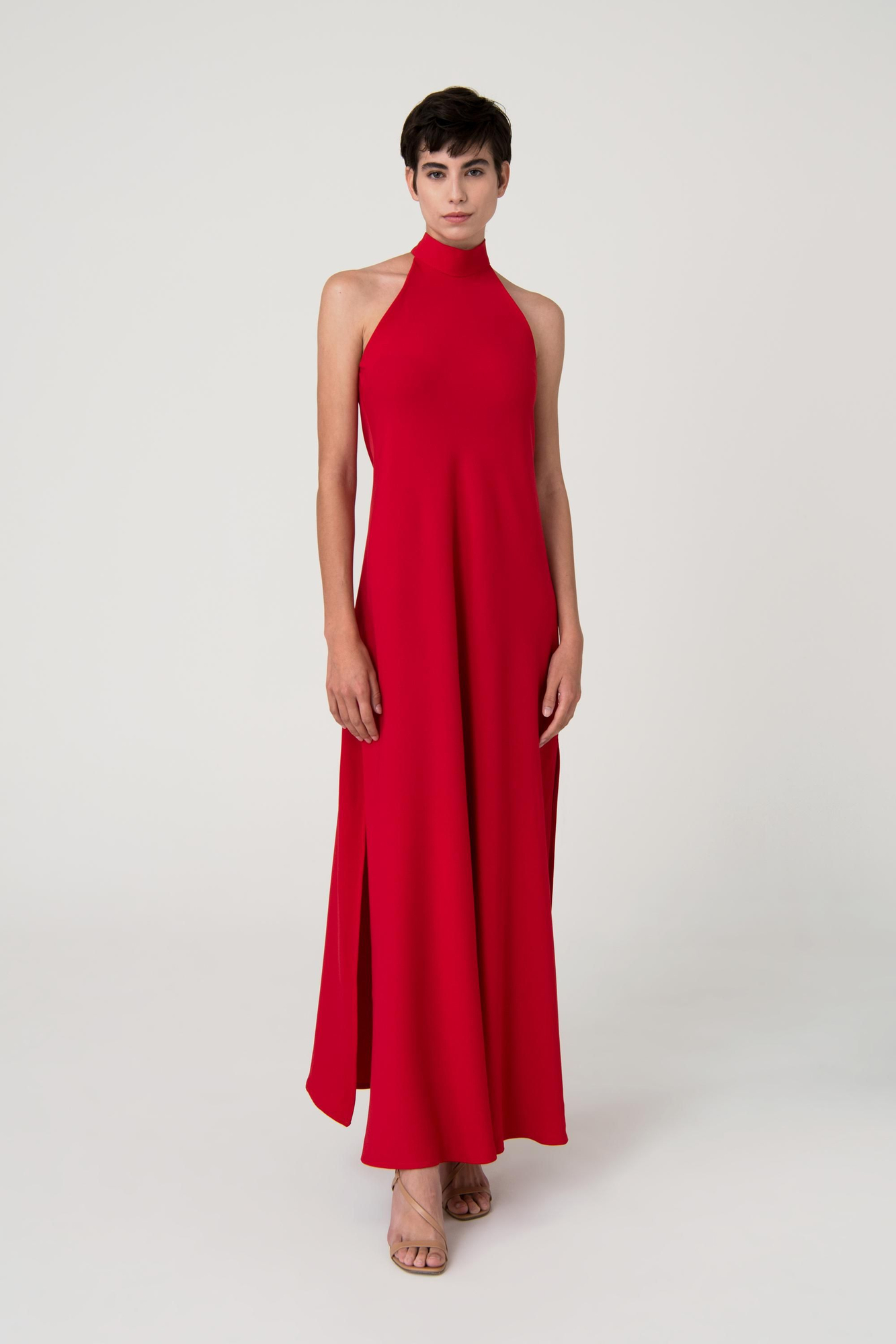 Vestido largo en rojo con cuello halter de Satela