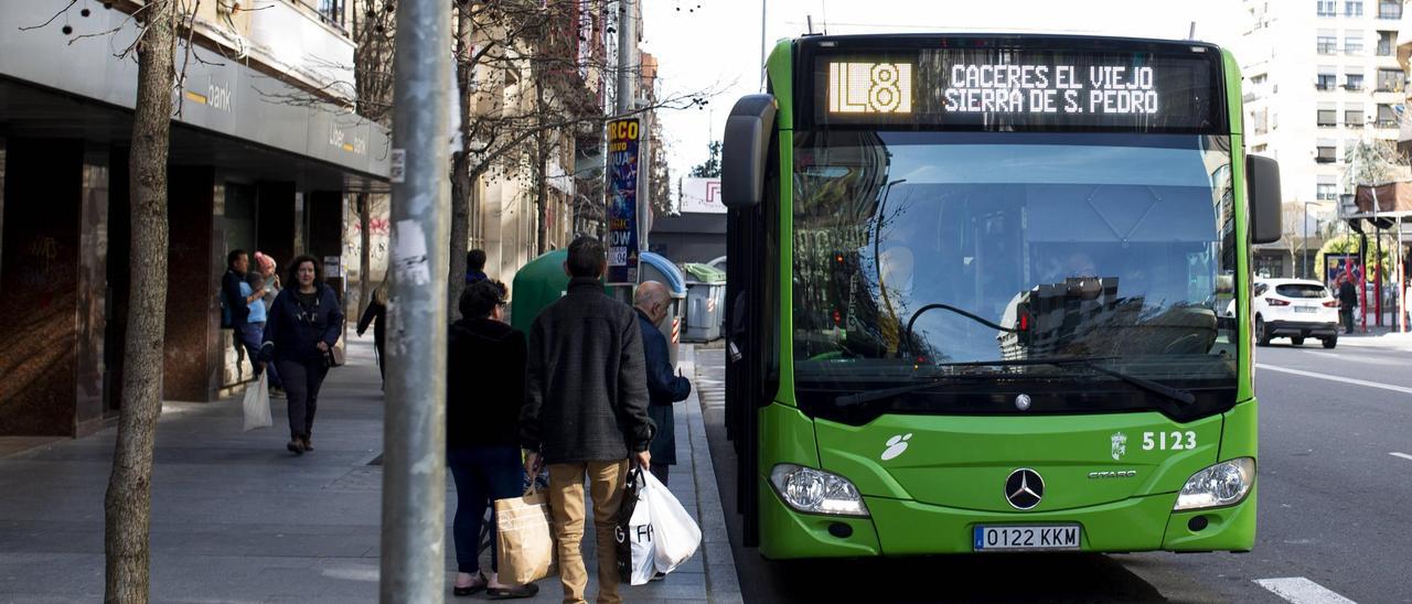 Un autobús de la línea 8, en la avenida de Clara Campoamor, este martes.