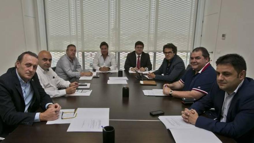 Consejeros del Elche, durante una reunión.