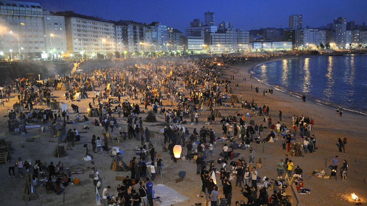 La playa coruñesa del Orzán, abarrotada en los prolegómenos de una noche de San Juan en A Coruña.