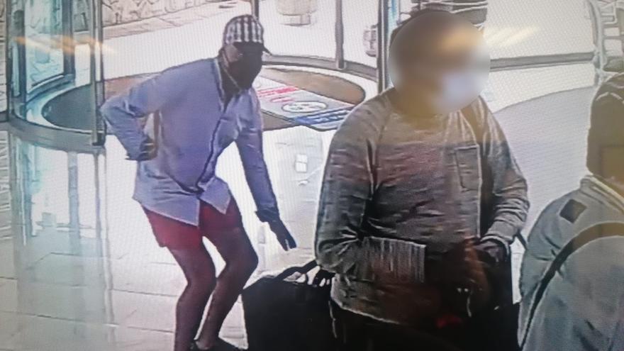 Arrestan a un ladrón que se llevaba maletas de los turistas en las recepciones de hoteles