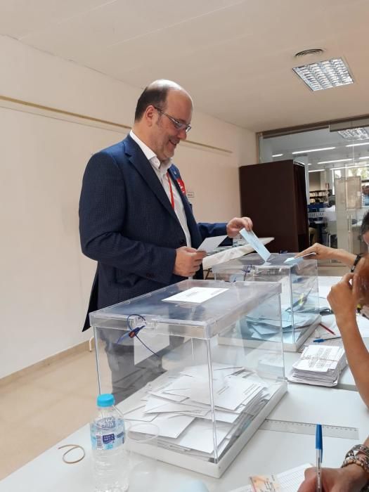 Ramón Puchades (PSPV) vota en Almàssera.