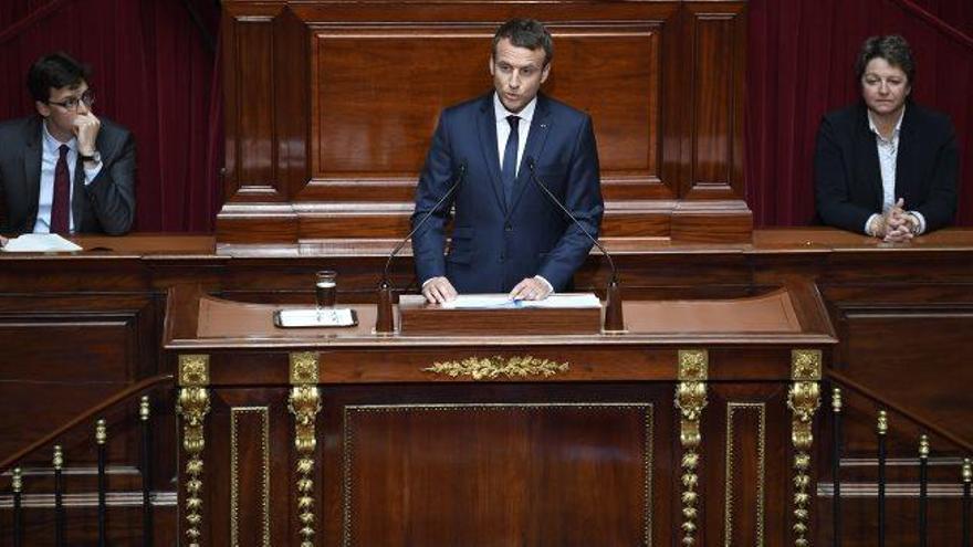 Macron proposa un referèndum per verificar la seva reforma institucional