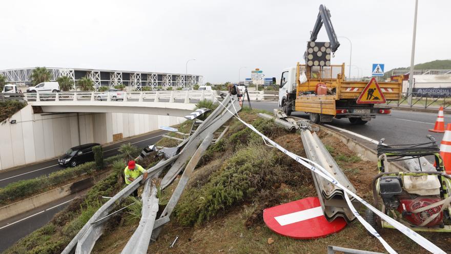 Así ha quedado el lugar del accidente en el que dos jóvenes se han precipitado a la autovía de Ibiza con su coche