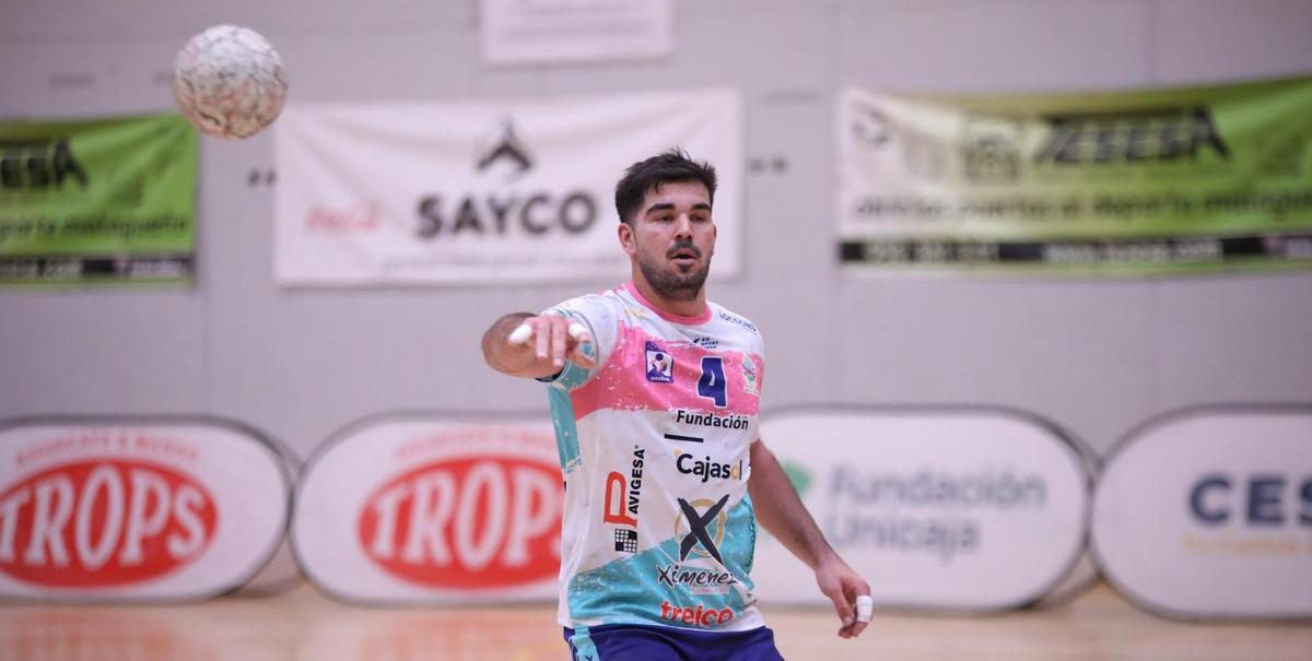 Pablo Simonet lanza un pase.