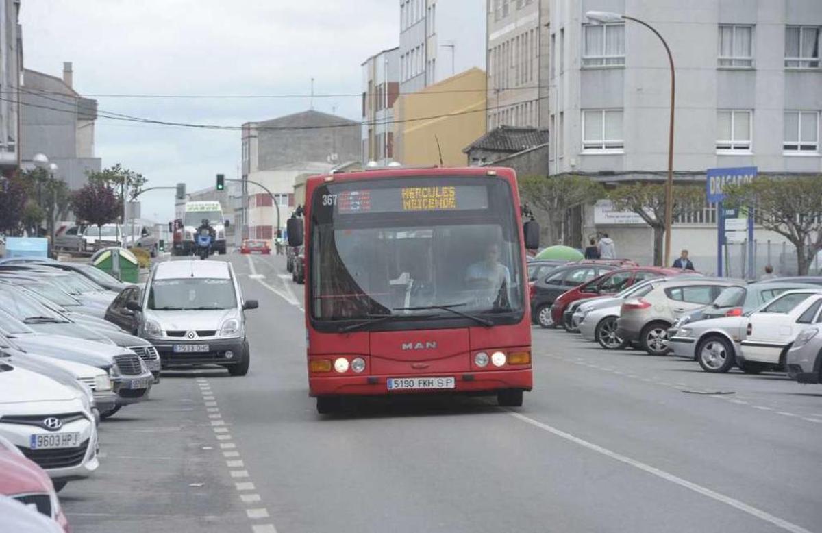 El Concello intenta cambiar el convenio con Tranvías para evitar que suba el bus