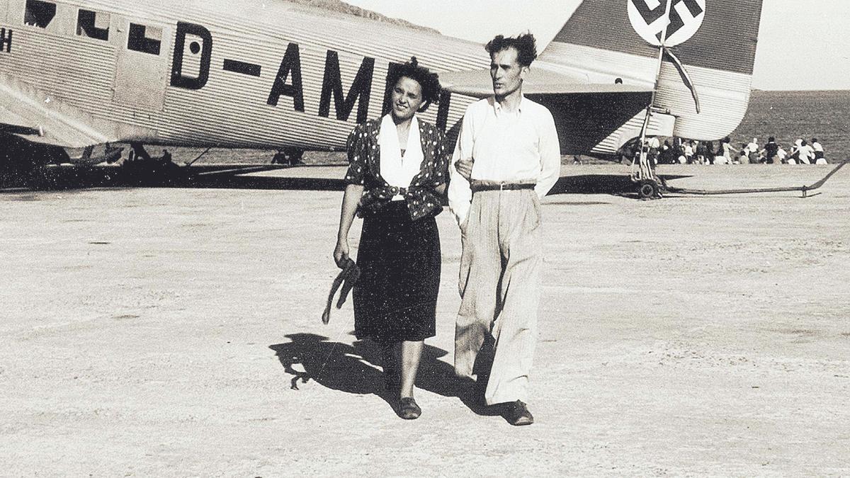 Los hermanos Suárez Robaina junto a una aviación nazi en Gando (entre 1938 y 1940) .