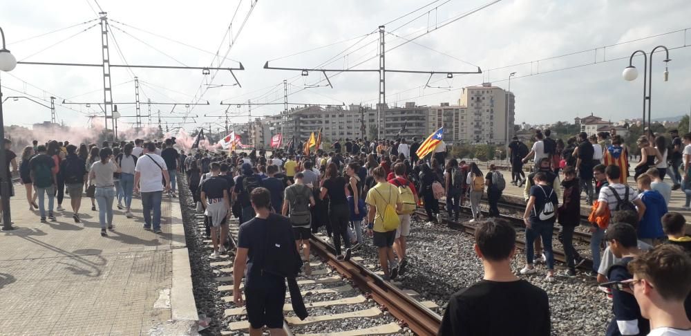 Els manifestants tallen la circulació de trens a Girona