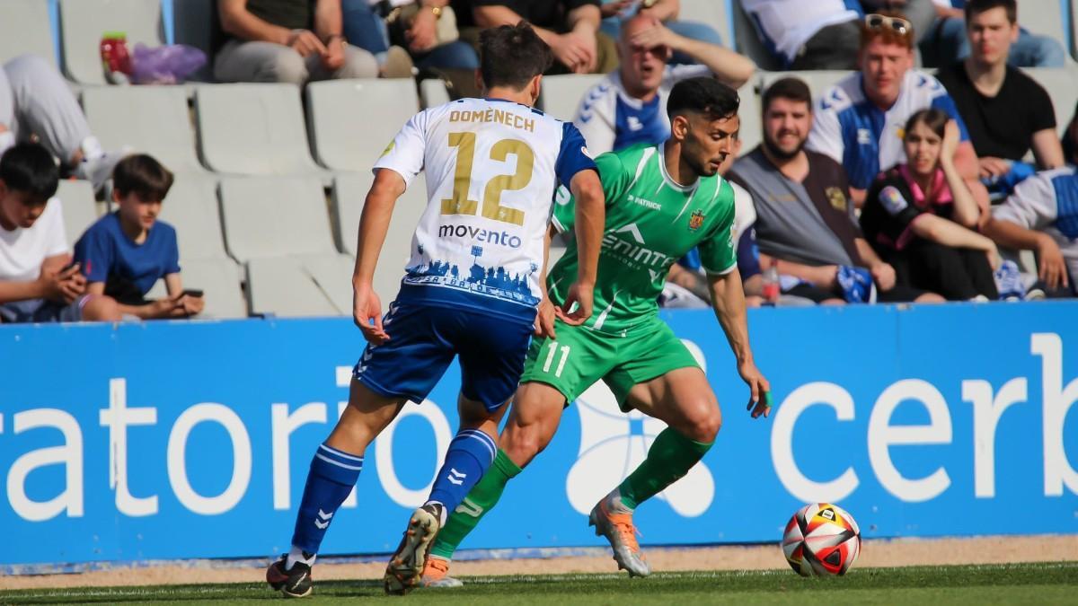 El ayer lateral derecho Robert Simón controla el balón ante Marc Doménech, que fue el autor del primer gol del Sabadell