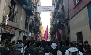 Activistas por la vivienda denuncian varios desahucios en el Raval, con un herido