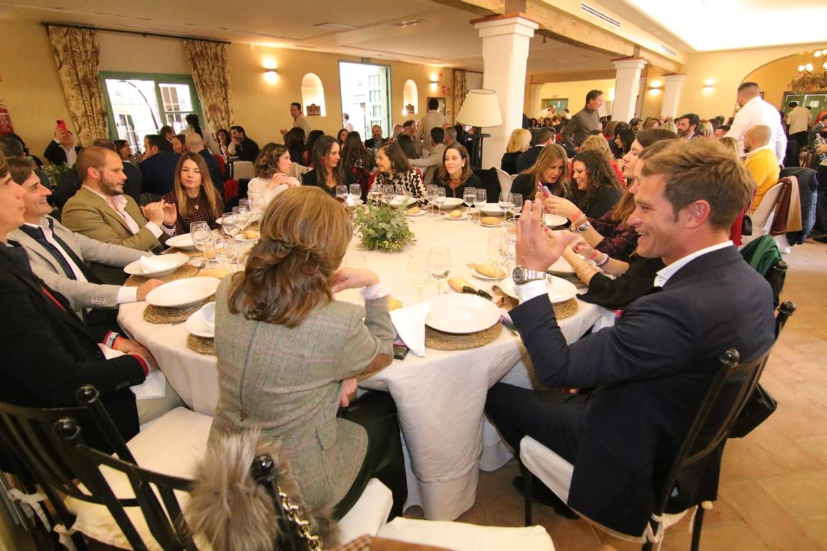 Julio Benítez (en primer plano a la derecha), junto a otros invitados en un momento de la gala de la AECC.