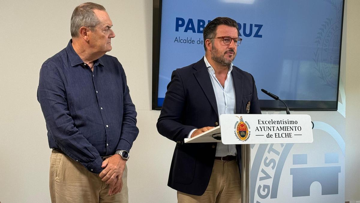 El gerente de Pimesa, Antonio Martínez, y el alcalde de Elche, Pablo Ruz, este viernes, durante el balance de la cumbre.